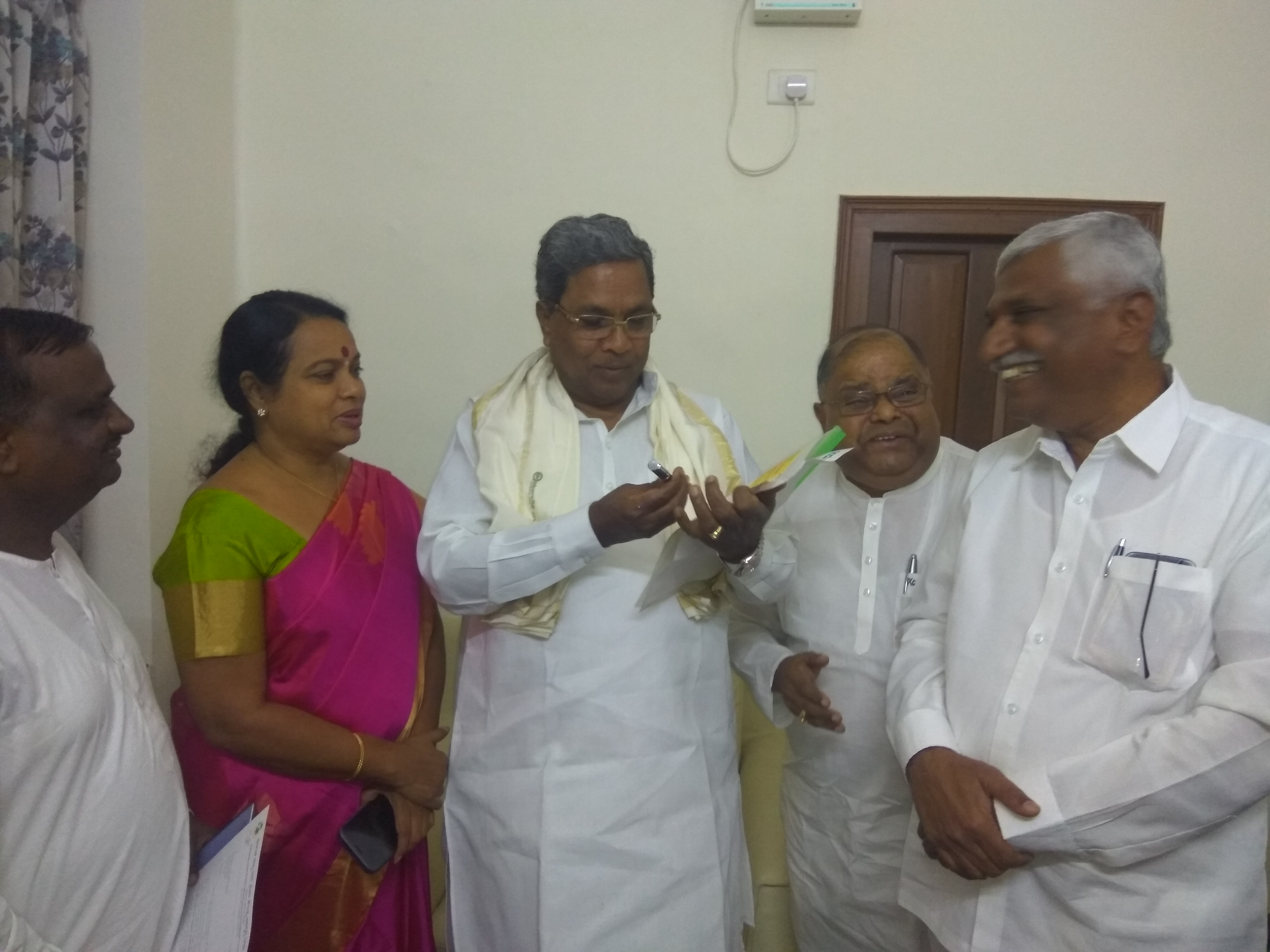 ನೇಕಾರರ ಸಾಲ ಮನ್ನಾ ಮಾಡಲು ಮುಖ್ಯಮಂತ್ರಿಗೆ ಮನವಿ